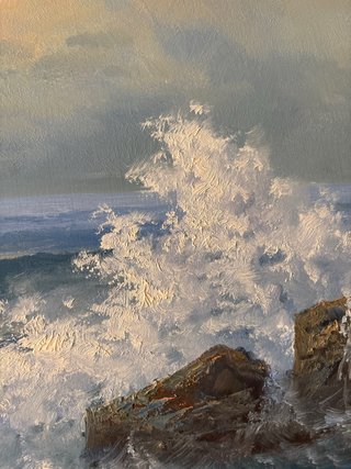 Cuadro al óleo de olas y rocas