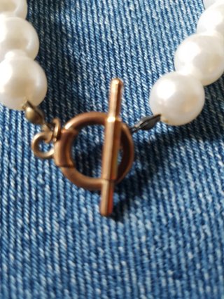 Pulsera de perlas sintéticas con cierre en T