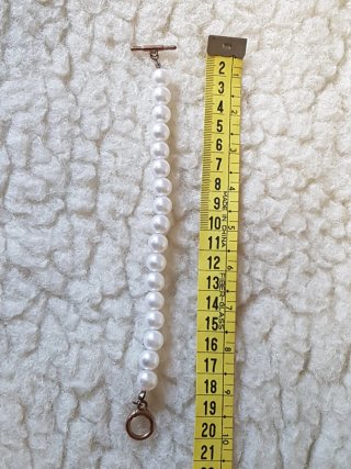Pulsera de perlas sintéticas con cierre en T