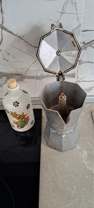 Caffettiera Moka in metallo e plastica