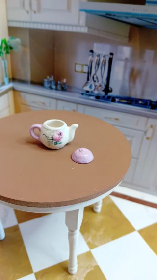 Casa delle bambole teiera rosa