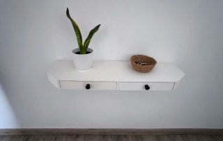 Mueble recibidor pared blanco .