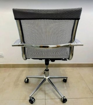 Silla de oficina Pilma gris y plateada cómo nueva.