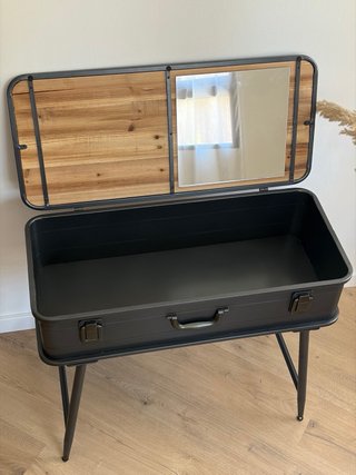 Mesa estilo industrial con almacenamiento