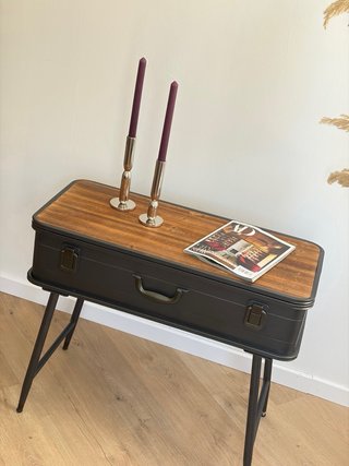 Mesa estilo industrial con almacenamiento