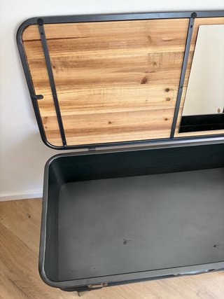 Mesa estilo industrial con almacenamiento