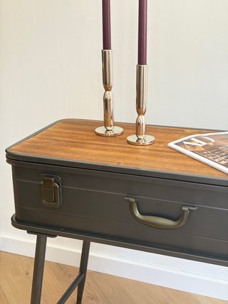 Mesa estilo industrial con almacenamiento