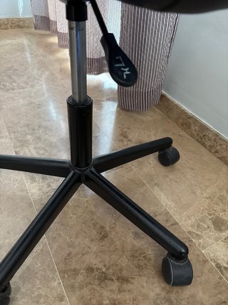 Sillón de oficina con ruedas y piston de gas