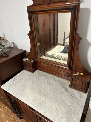 Tocador antiguo de madera con espejo