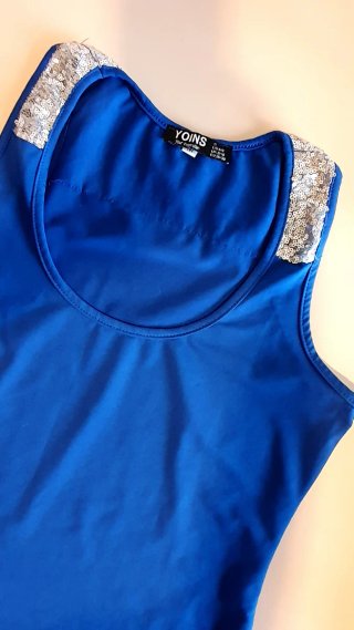 Canotta blu con dettagli brillantini