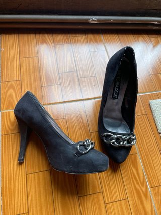 Zapatos de tacón negros con cadena