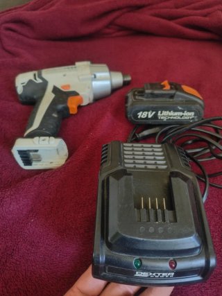 Taladro percutor Dexter 18V + cargador