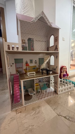 Casa de muñecas de madera