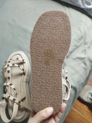 Sandalias beige con cuña y tachuelas doradas
