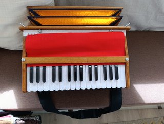 Armonio de madera con fuelle