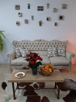 Sofá antiguo tapizado beige