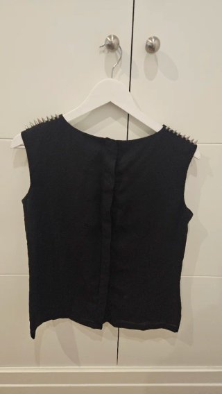Blusa SUITEBLANCO negra con tachuelas