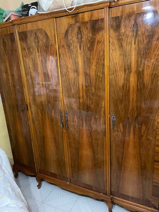 Dormitorio antiguo de madera y porcelana