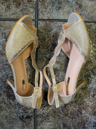 Zapatos dorados con tacón