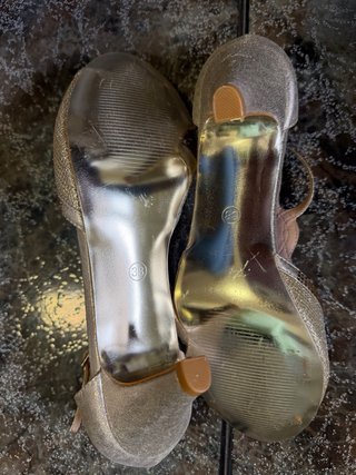 Zapatos dorados con tacón