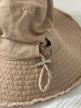 Gorro de playa beige con cordón