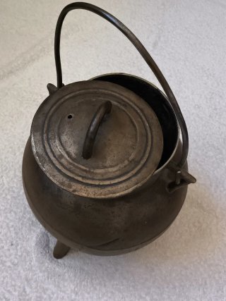 ANTIGUO CALDERO POTE GALLEGO DE HIERRO FUNDIDO.