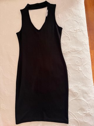 Minivestido negro escotado