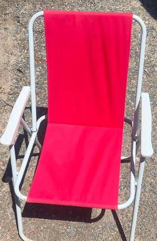Silla de playa roja y blanca