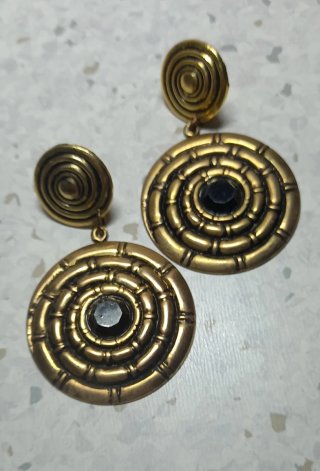 Pendientes dorados y negros con diseño espiral