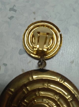 Pendientes dorados y negros con diseño espiral
