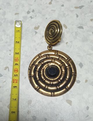 Pendientes dorados y negros con diseño espiral
