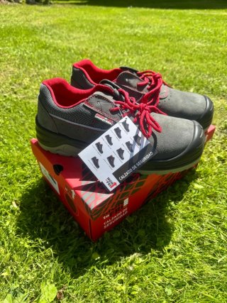 Dos pares Zapatos de seguridad MONTOFRI Talla 42