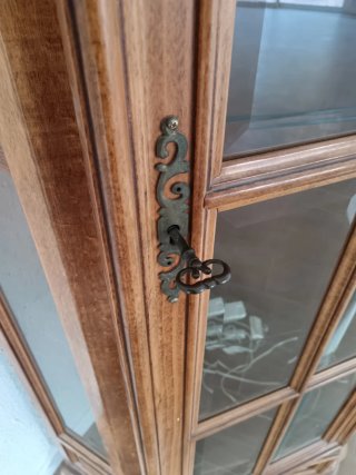 Mueble esquinero de madera con luz