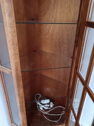 Mueble esquinero de madera con luz