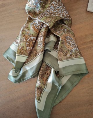 Pañuelo estampado beige y verde