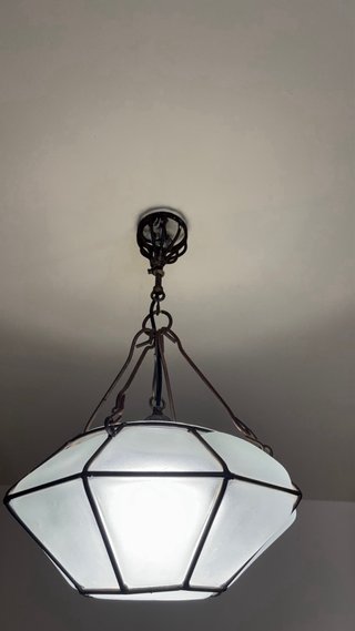 Lámpara colgante geométrica.