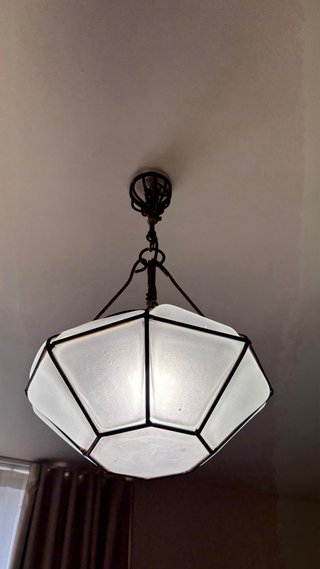 Lámpara colgante geométrica.