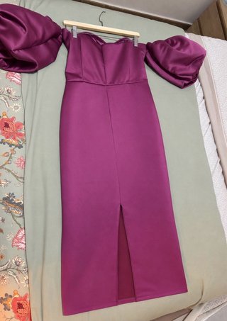 Vestido invitada boda púrpura satinado