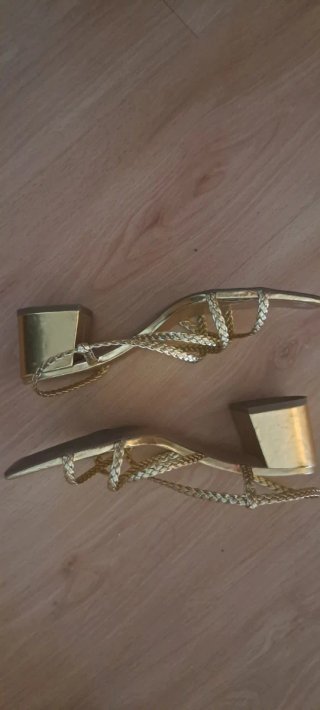 Sandalias ZARA doradas mujer