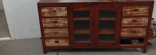 Mueble de madera con puertas de cristal
