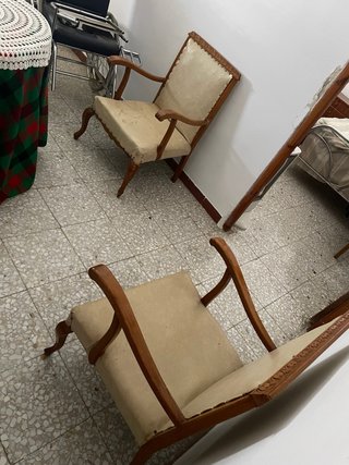 Sillas antiguas de madera y tela