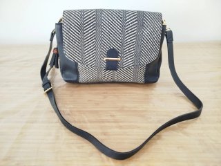 Bolso Parfois bandolera en colores: negro y beige.