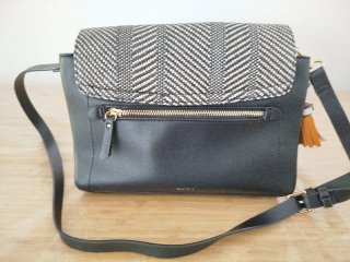 Bolso Parfois bandolera en colores: negro y beige.