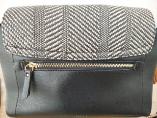 Bolso Parfois bandolera en colores: negro y beige.