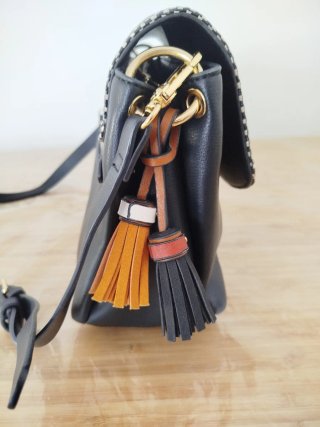 Bolso Parfois bandolera en colores: negro y beige.