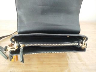Bolso Parfois bandolera en colores: negro y beige.