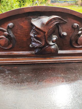 Mueble de madera tallado