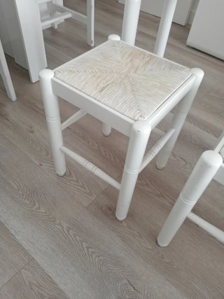 Mesa de cocina blanca con 2 taburetes