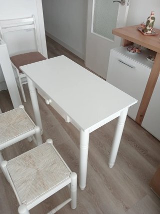 Mesa de cocina blanca con 2 taburetes