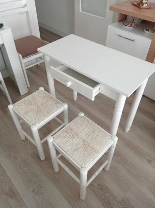 Mesa de cocina blanca con 2 taburetes